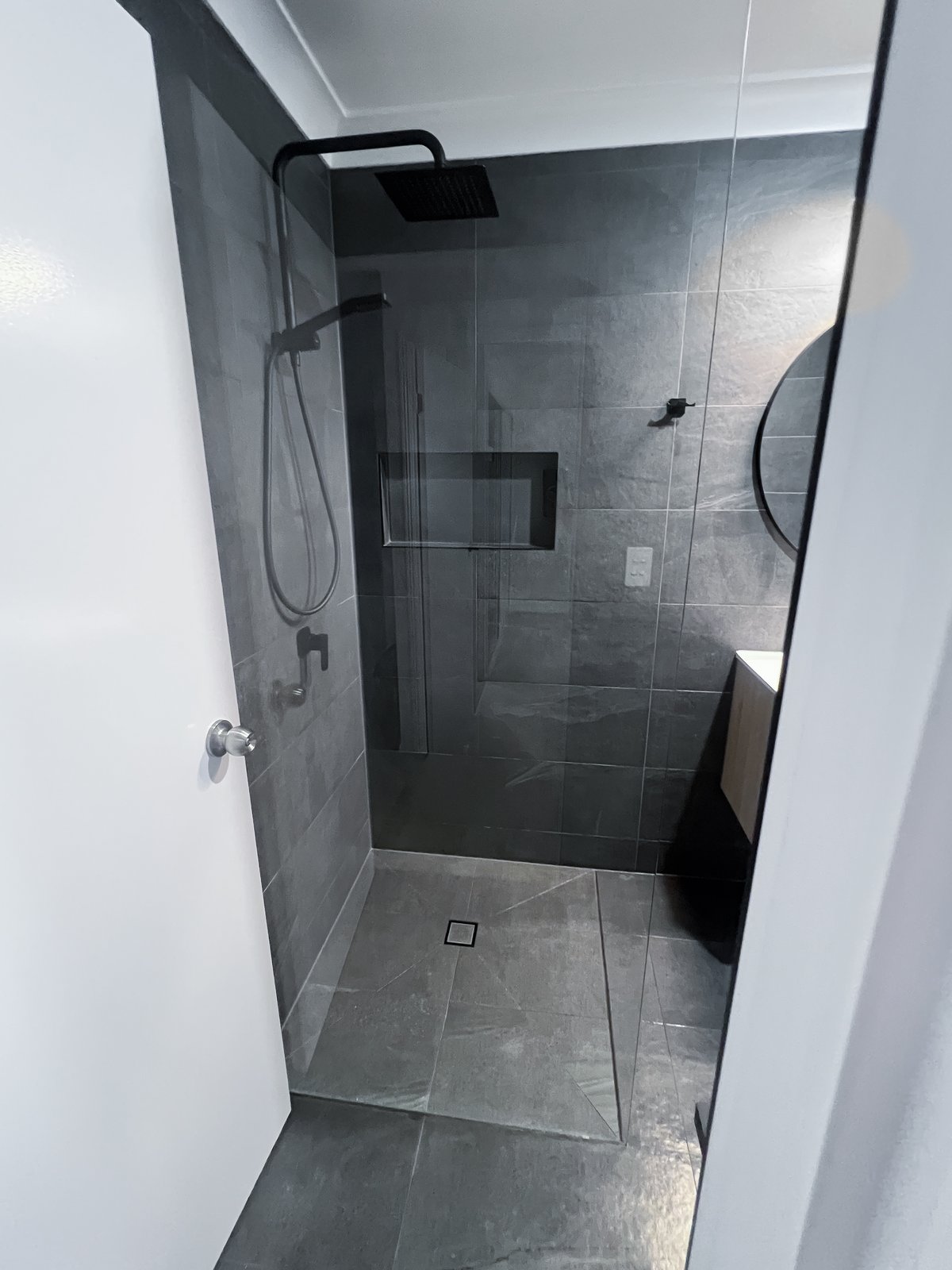 The same bathroom after renovation by Munreno